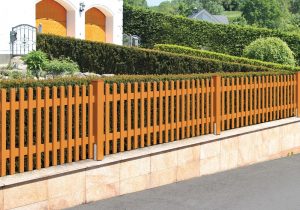 Lattenzaun breitseitig aus Lärchenholz