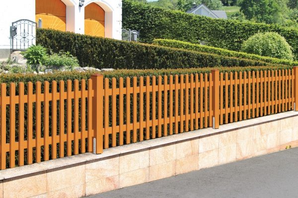 Lattenzaun breitseitig aus Lärchenholz