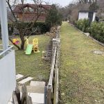 Das ist der Weg von dem es in den Garten geht, Mauer zum Gartenniveau ca. 1,3 Meter